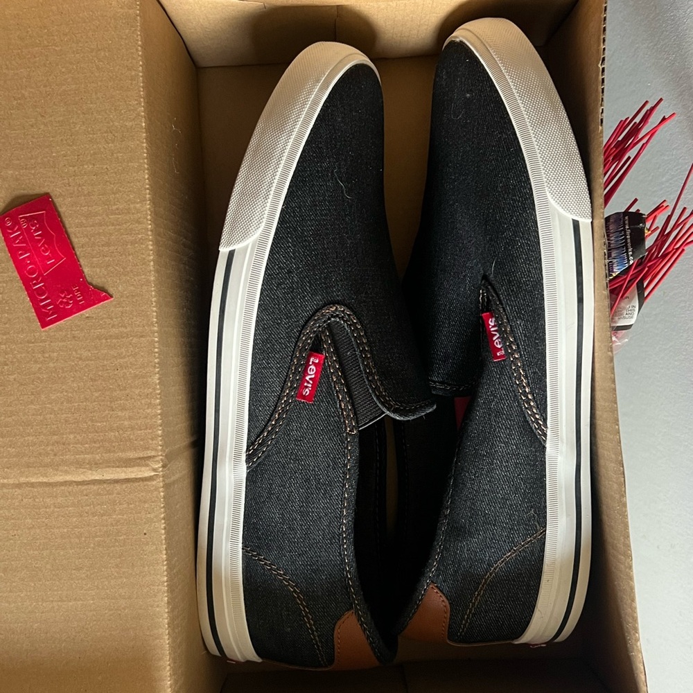 BRAND NEW Levi’s men’s 11M slip on